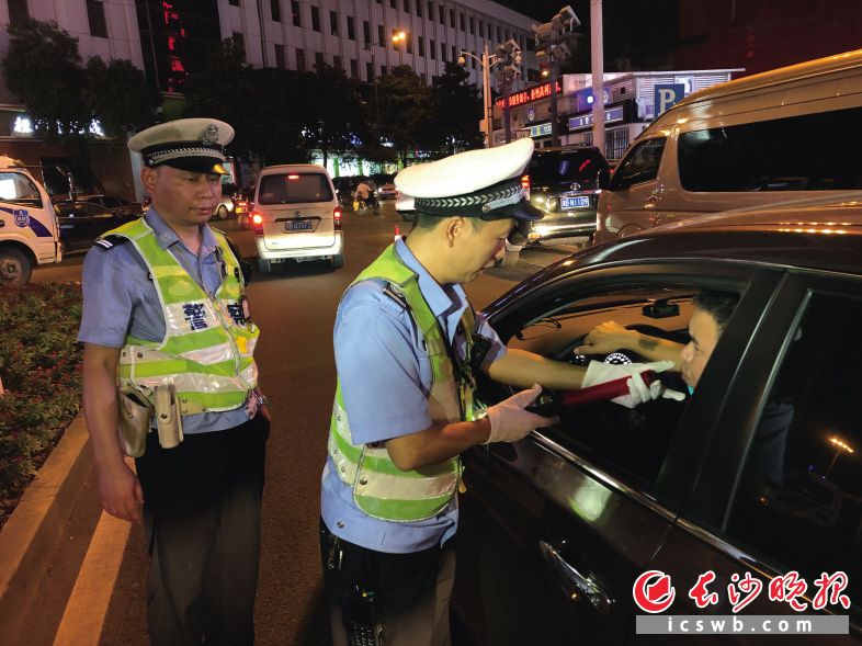 Traffic police inspect drivers of passing vehicles. Photo courtesy of Hunan Traffic Police